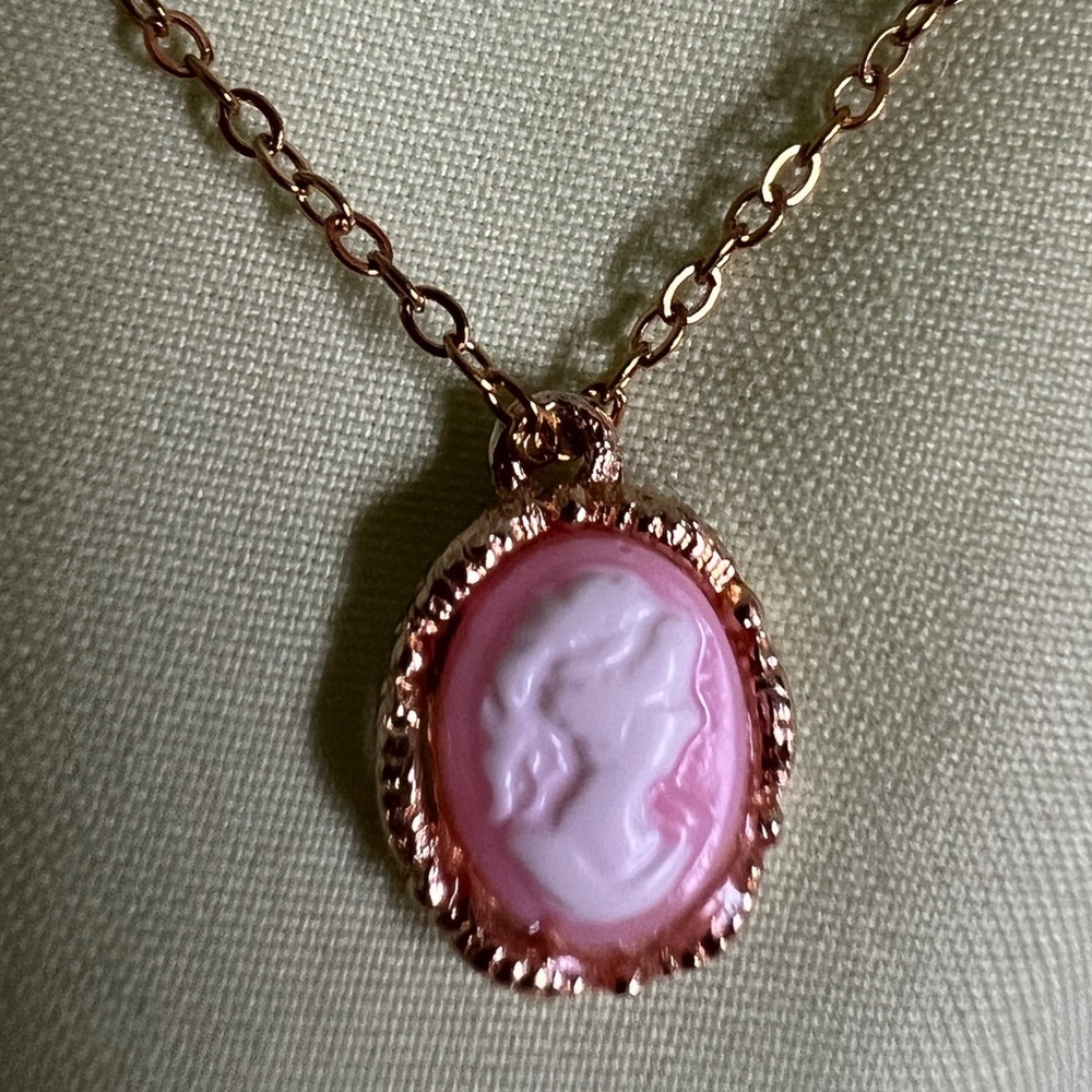 Cameo pink mini gold necklace - Picture 5 of 9